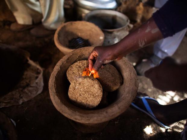 WFP fuel-efficient stoves program - Photo by Albert Gonzalez Farran, UNAMID.