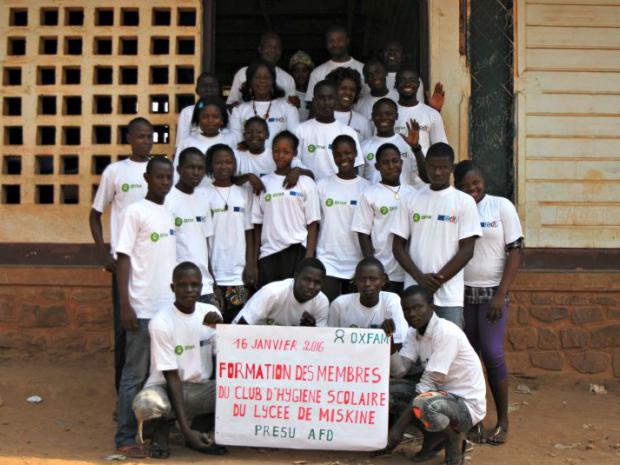 L´équipe de bénévoles avec les hygienistes de OXFAM (c) M.J. Agejas / Oxfam Intermón