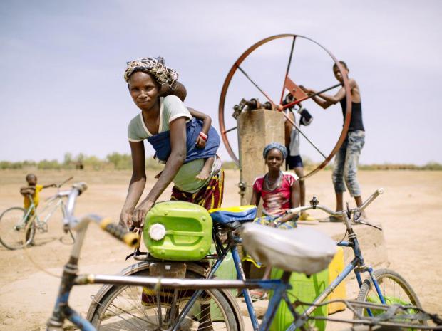 A woman collects water for her family, Burkina Faso. ©Ollivier Girard/CIFOR