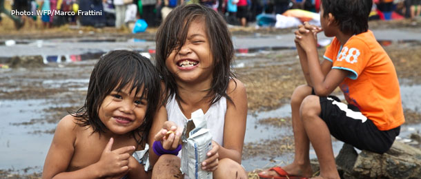 610_2-TACLOBAN-GIRLS-EAT-HEB-AIRPORT-MFRATTINI