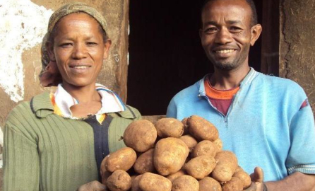 Woman and man holding a bowl of potatoes Woman and man holding a bowl of potatoes, they are smiling