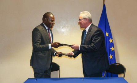 Photo of two male leaders representing the signature of an agreement