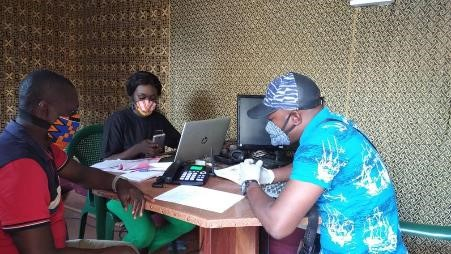Formation à distance des radios communautaires sur la production et diffusion de contenus journalistiques dans le cadre de la lutte contre la pandémie de la COVID-19. © Fondation Hirondelle
