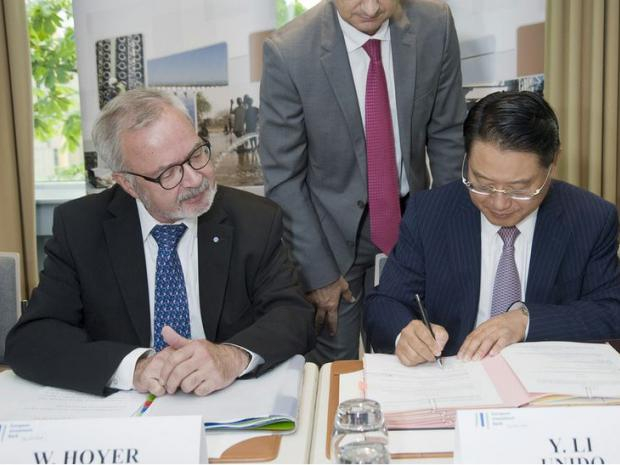 Mr Werner Hoyer, President of the EIB, and Mr Li Yong, Director General of UNIDO