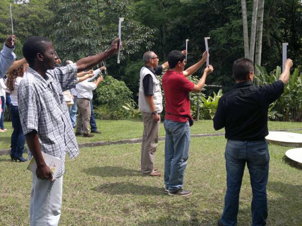 Ejercicio de medición de árboles con regla de Christen. Taller de Control y Vigilancia Forestal. Pereira, Colombia nov-2015
