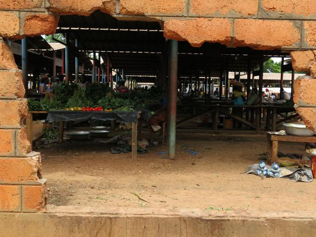 Les dégâts à cause du conflit sont toujours visibles au marché Miskine © M.J. Agejas / Oxfam Intermón