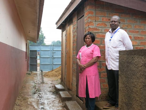 Oxfam a reconstruit trois latrines dans le cadre du programme PRESU. (c) Júlia Serramitjana / Oxfam