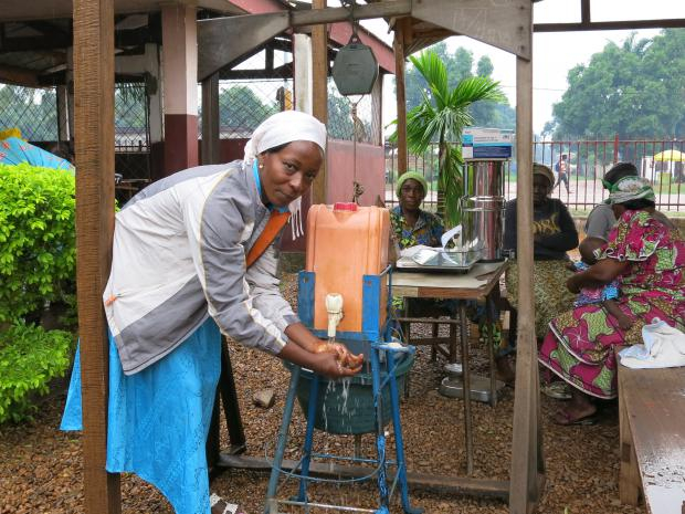 Les professionnels de santé come Gisele peuvent se laver les mains après chaque visite. (c) Júlia Serramitjana / Oxfam