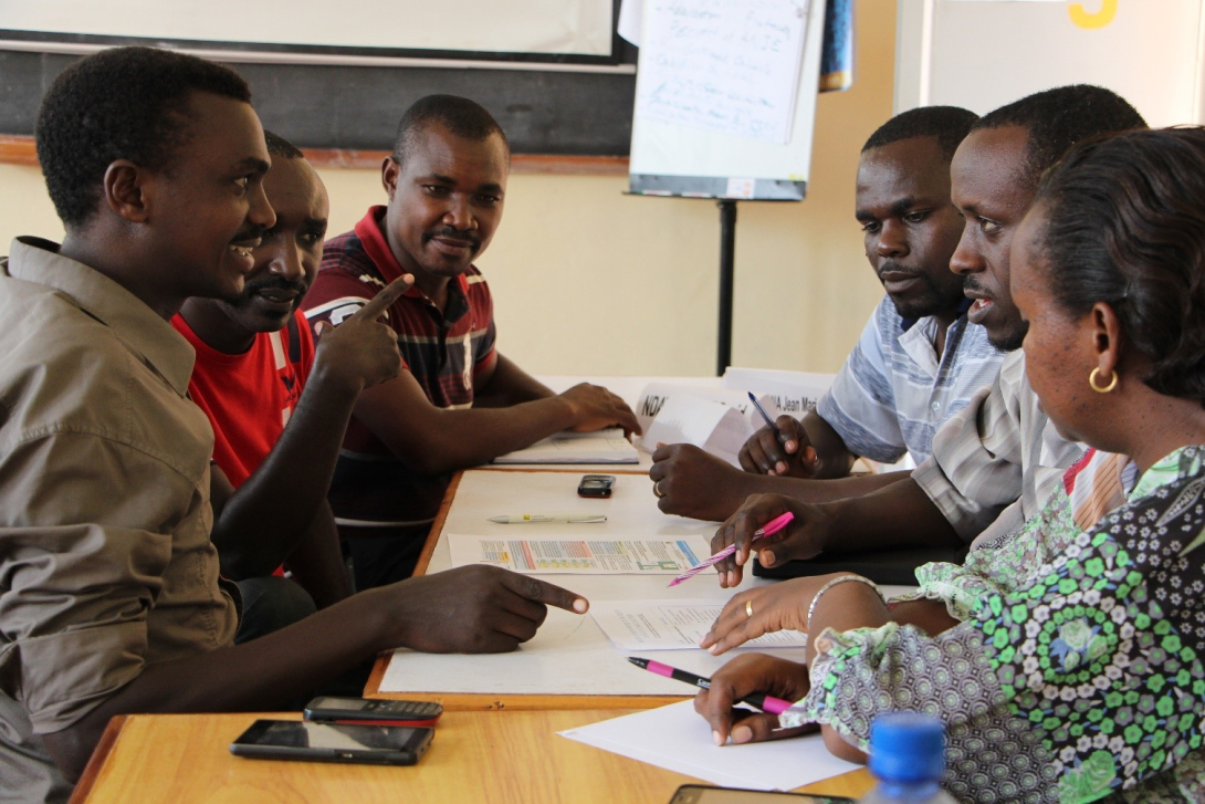 Étudiants de master de sante publique travaillant en groupe 