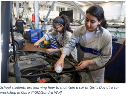 School students are learning how to maintain a car at Girl´s Day at a car workshop in Cairo @GIZ/Sandra Wolf