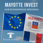 Trois drapeaux flottant au vent : l’Union européenne, la France et Mayotte, avec l’inscription “Mayotte Invest – Hub économique régional” en haut, et le logo de Baobab Partners en bas à gauche. L’image symbolise la coopération territoriale entre Mayotte, la France et l’Europe.