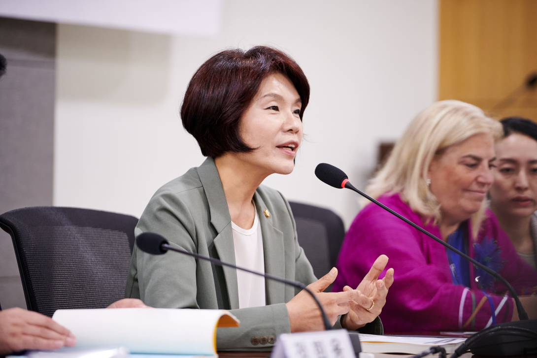 Jeoung-Ae Han MP and Forum Co-Chair gives an address to the students at the 14th University Students Climate Academy - Seoul 1 July 2024   Courtesy of the EU Delegation to the RoK - EU-RoK Green Partnership Programme